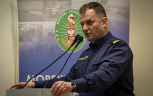 Zdjęcie przedstawia prelegentów konferencji, poświęconej handlowi ludźmi.