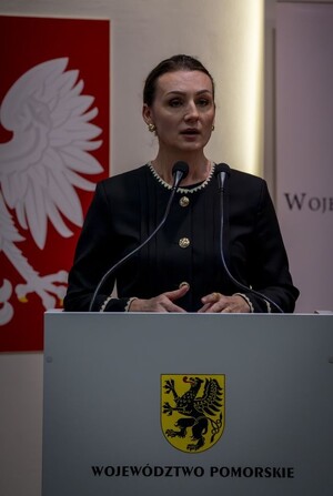 Zdjęcie przedstawia prelegentów konferencji, poświęconej handlowi ludźmi.