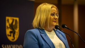 Zdjęcie przedstawia prelegentów konferencji, poświęconej handlowi ludźmi.