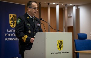 Zdjęcie przedstawia prelegentów konferencji, poświęconej handlowi ludźmi.