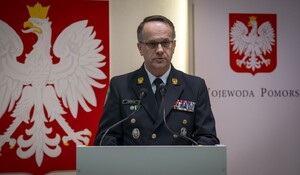 Zdjęcie przedstawia prelegentów konferencji, poświęconej handlowi ludźmi.