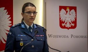 Zdjęcie przedstawia prelegentów konferencji, poświęconej handlowi ludźmi.