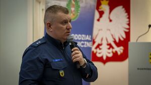 Zdjęcie przedstawia prelegentów konferencji, poświęconej handlowi ludźmi.