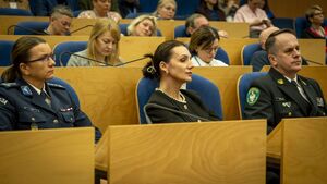 Zdjęcie przedstawia prelegentów konferencji, poświęconej handlowi ludźmi.