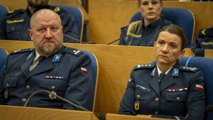 Zdjęcie przedstawia prelegentów konferencji, poświęconej handlowi ludźmi.