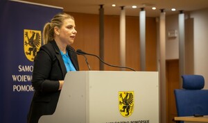 Zdjęcie przedstawia prelegentów konferencji, poświęconej handlowi ludźmi.