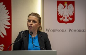 Zdjęcie przedstawia prelegentów konferencji, poświęconej handlowi ludźmi.