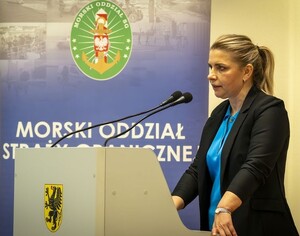 Zdjęcie przedstawia prelegentów konferencji, poświęconej handlowi ludźmi.