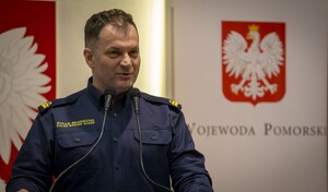 Zdjęcie przedstawia prelegentów konferencji, poświęconej handlowi ludźmi.