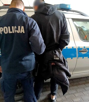 sprawca przy radiowozie