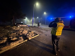 Nietrzeźwy kierujący uderzyl w słup oświetleniowy