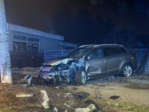 Nietrzeźwy kierujący uderzyl w słup oświetleniowy