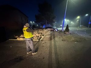 Nietrzeźwy kierujący uderzyl w słup oświetleniowy