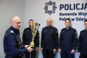 Funkcjonariusze pomorskiej Policji, którzy zwyciężyli w I Turnieju Siatkówki Pomorskiej Administracji Zespolonej o Puchar Wojewody Pomorskiej, odebrali nagrody z rąk Komendanta Wojewódzkiego Policji nadinsp. Bogusława Ziemby. Wyróżnienie stanowi wyraz uznania za ich zaangażowanie, profesjonalizm oraz wysoki poziom sportowej rywalizacji.