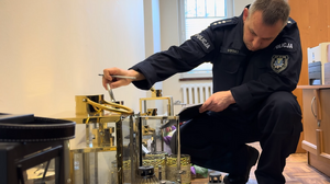 Kradła z cmentarzy sztuczne wiązanki, lampiony i dekoracje… nawet z nagrobka dziecka