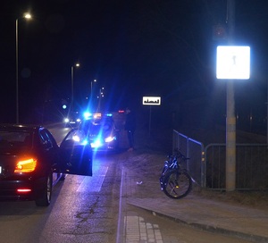 Policjanci pracowali na miejscu wypadku z udziałem rowerzysty
