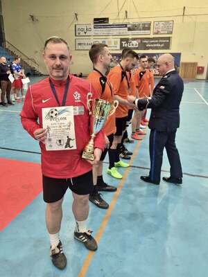 Policyjny turniej piłkarski w Tczewie. Sport, rywalizacja i pomoc w jednym