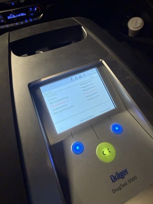 Zdjęcia przedstawiają narzędzia pomiarowe policjantów oraz zabezpieczone zabronione substancje.