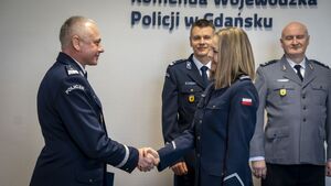 W ramach decyzji kadrowych na stanowisko Naczelnika Wydziału Doboru i Szkolenia Komendy Wojewódzkiej Policji w Gdańsku powołana została podinsp. Ewa Sawicka, dotychczas pełniąca funkcję Zastępcy Naczelnika Wydziału Kadr. Stanowisko Zastępcy Naczelnika Wydziału Kadr objął podinsp. Jerzy Ostapowicz, wcześniej ekspert Zespołu Dyscyplinarnego tego wydziału. Jednocześnie pełnienie obowiązków służbowych na stanowisku Zastępcy Naczelnika Wydziału Wywiadu Kryminalnego powierzono podinsp. Andrzejowi Kleinowskiemu, dotychczas kierownikowi Sekcji Analizy Kryminalnej.