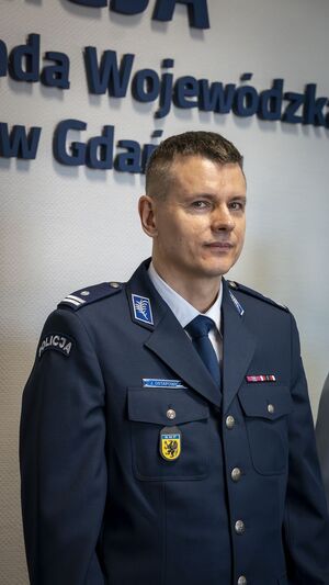 W ramach decyzji kadrowych na stanowisko Naczelnika Wydziału Doboru i Szkolenia Komendy Wojewódzkiej Policji w Gdańsku powołana została podinsp. Ewa Sawicka, dotychczas pełniąca funkcję Zastępcy Naczelnika Wydziału Kadr. Stanowisko Zastępcy Naczelnika Wydziału Kadr objął podinsp. Jerzy Ostapowicz, wcześniej ekspert Zespołu Dyscyplinarnego tego wydziału. Jednocześnie pełnienie obowiązków służbowych na stanowisku Zastępcy Naczelnika Wydziału Wywiadu Kryminalnego powierzono podinsp. Andrzejowi Kleinowskiemu, dotychczas kierownikowi Sekcji Analizy Kryminalnej.