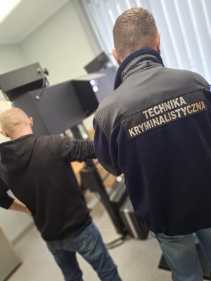 Kierował mimo sądowego zakazu, pod wpływem narkotyków i był poszukiwany – policjanci uniemożliwili mu dalszą jazdę