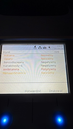 Kierował mimo sądowego zakazu, pod wpływem narkotyków i był poszukiwany – policjanci uniemożliwili mu dalszą jazdę