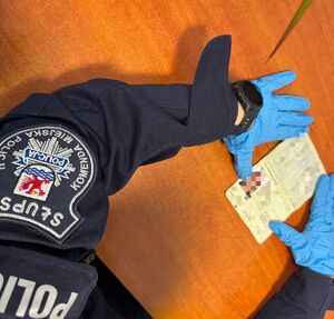 Nie miała swojego dokumentu - przerobiła paszport babci, by odwiedzić ukochanego w areszcie.