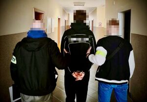 zdjęcie przedstawia zatrzymanego w towarzystwie policjantów