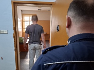 policjant z zatrzymanymi