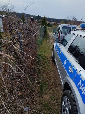 zdjęcie przedstawia radiowóz oraz samochód, którym poruszał się nietrzeźwy kierujący