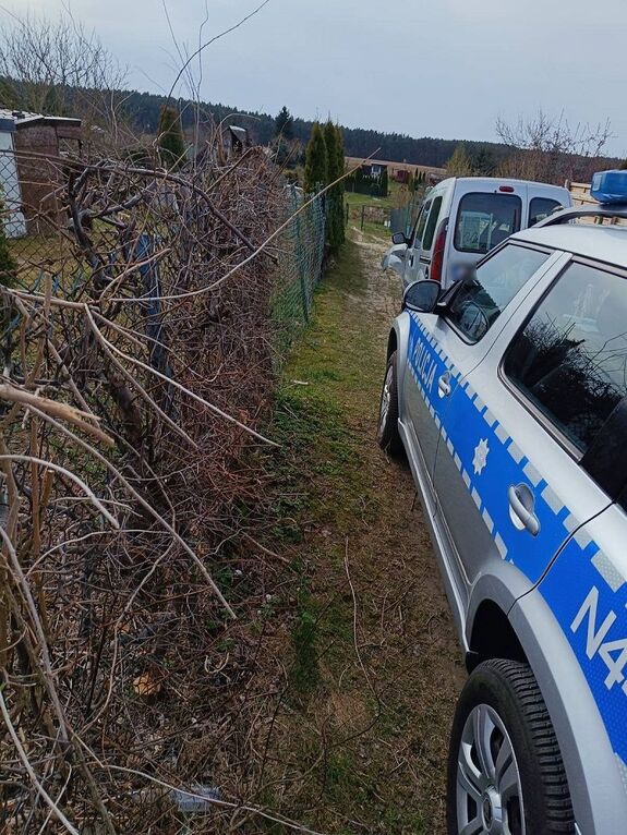 zdjęcie przedstawia radiowóz oraz samochód, którym poruszał się nietrzeźwy kierujący