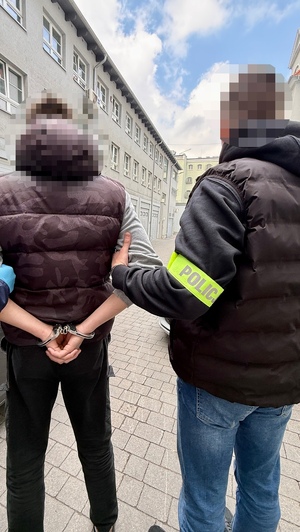 Wyrwanym znakiem drogowym wybił szyby w kwiatomacie, żeby dać kwiaty koleżankom