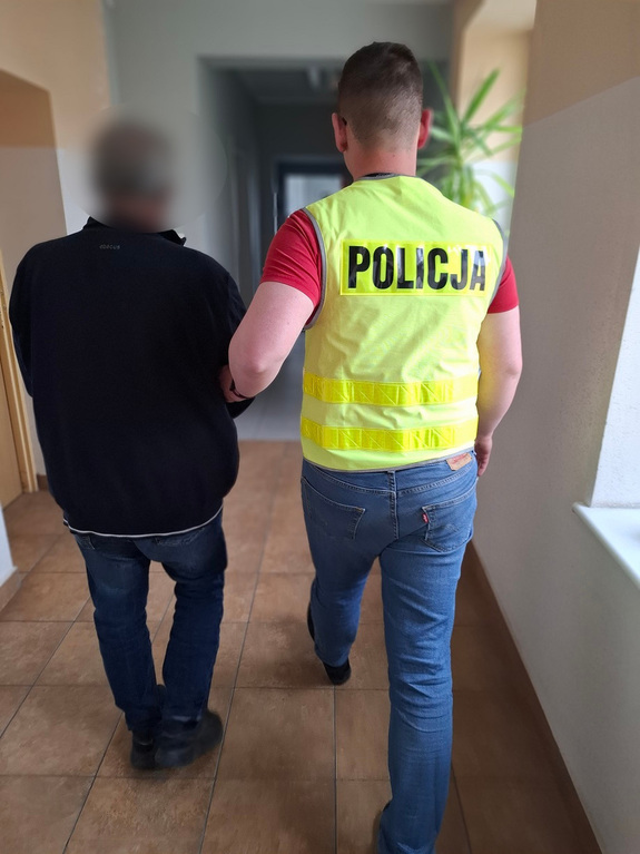 Jeden kierował mimo 3 sądowych zakazów, drugi był pod wpływem narkotyków – policjanci uniemożliwili im dalszą jazdę