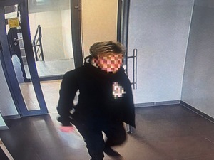 W blond peruce na przesłuchanie – sprawczyni kolizji bez uprawnień chciała zmylić policjantów