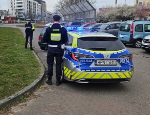 W blond peruce na przesłuchanie – sprawczyni kolizji bez uprawnień chciała zmylić policjantów