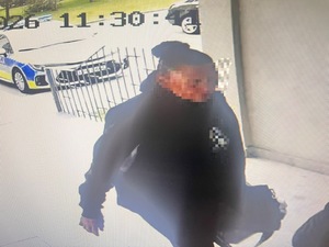 W blond peruce na przesłuchanie – sprawczyni kolizji bez uprawnień chciała zmylić policjantów