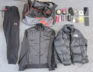 Zdjęcia przedstawiają przedmioty zabezpieczone w sprawie.