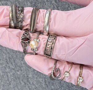 Zdjęcia przedstawiają przedmioty zabezpieczone w sprawie.