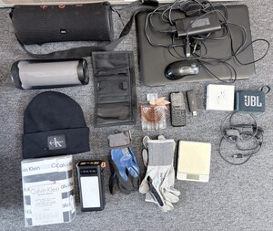 Zdjęcia przedstawiają przedmioty zabezpieczone w sprawie.