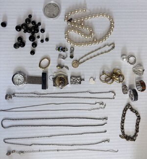 Zdjęcia przedstawiają przedmioty zabezpieczone w sprawie.