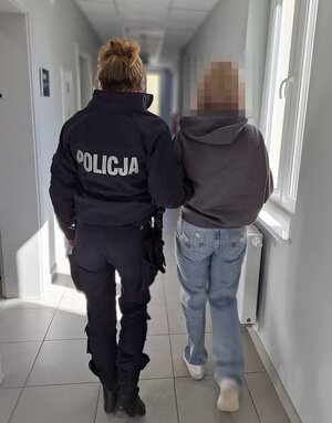 Zdjęcie przedstawia policjantkę z zatrzymaną