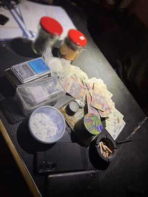 Zdjęcie przedstawia policjantów oraz funkcjonariuszy KAS w punkcie nielegalnych gier hazardowych.