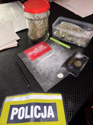 Zdjęcie przedstawia policjantów oraz funkcjonariuszy KAS w punkcie nielegalnych gier hazardowych.