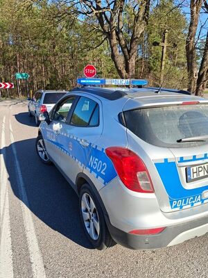 Pościg za 25-letnim kierowcą Volkswagena zakończony mandatami o łącznej wartości ponad 8 tysięcy złotych oraz zatrzymaniem pasażerki