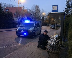 Zdezorientowana i wyziębiona seniorka na przystanku – szybka reakcja sopockich policjantów zapobiegła tragedii