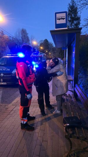Zdezorientowana i wyziębiona seniorka na przystanku – szybka reakcja sopockich policjantów zapobiegła tragedii