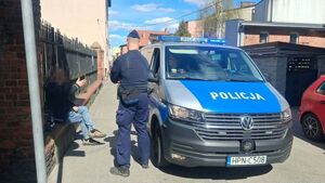 Zdjęcie przedstawia policjanta z zatrzymanym.