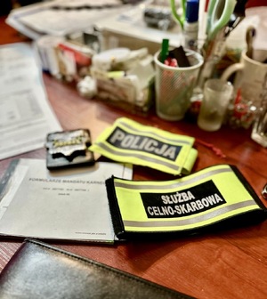 Zdjęcie przedstawia policjanta oraz funkcjonariusza KAS.