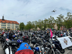 5 maja 2026 r. w Giżycku rozpoczęła się 7. edycja Rajdu Motocyklowego Weteranów – ogólnopolskiej inicjatywy upamiętniającej żołnierzy i funkcjonariuszy, którzy oddali życie w służbie Ojczyźnie. W wydarzeniu uczestniczą także przedstawiciele pomorskiej Policji.