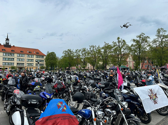 5 maja 2026 r. w Giżycku rozpoczęła się 7. edycja Rajdu Motocyklowego Weteranów – ogólnopolskiej inicjatywy upamiętniającej żołnierzy i funkcjonariuszy, którzy oddali życie w służbie Ojczyźnie. W wydarzeniu uczestniczą także przedstawiciele pomorskiej Policji.